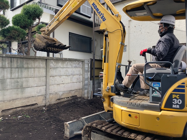 東京都世田谷区中町のコンクリートブロック・万年塀解体工事中の様子です。